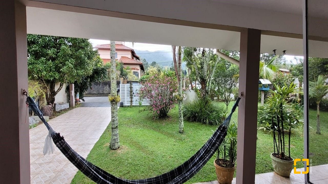 Casa com 162m², 5 quartos (sendo 1 suíte), 3 garagens, no bairro Campeche em Florianópolis