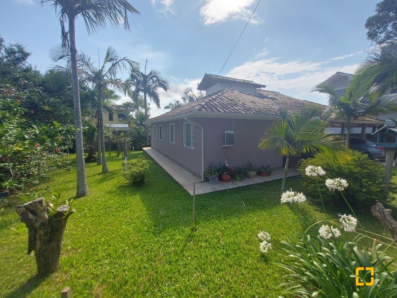 Casa com 162m², 5 quartos (sendo 1 suíte), 3 garagens, no bairro Campeche em Florianópolis