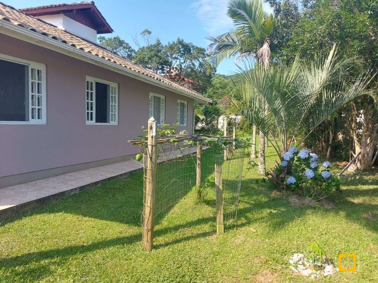 Casa com 162m², 5 quartos (sendo 1 suíte), 3 garagens, no bairro Campeche em Florianópolis
