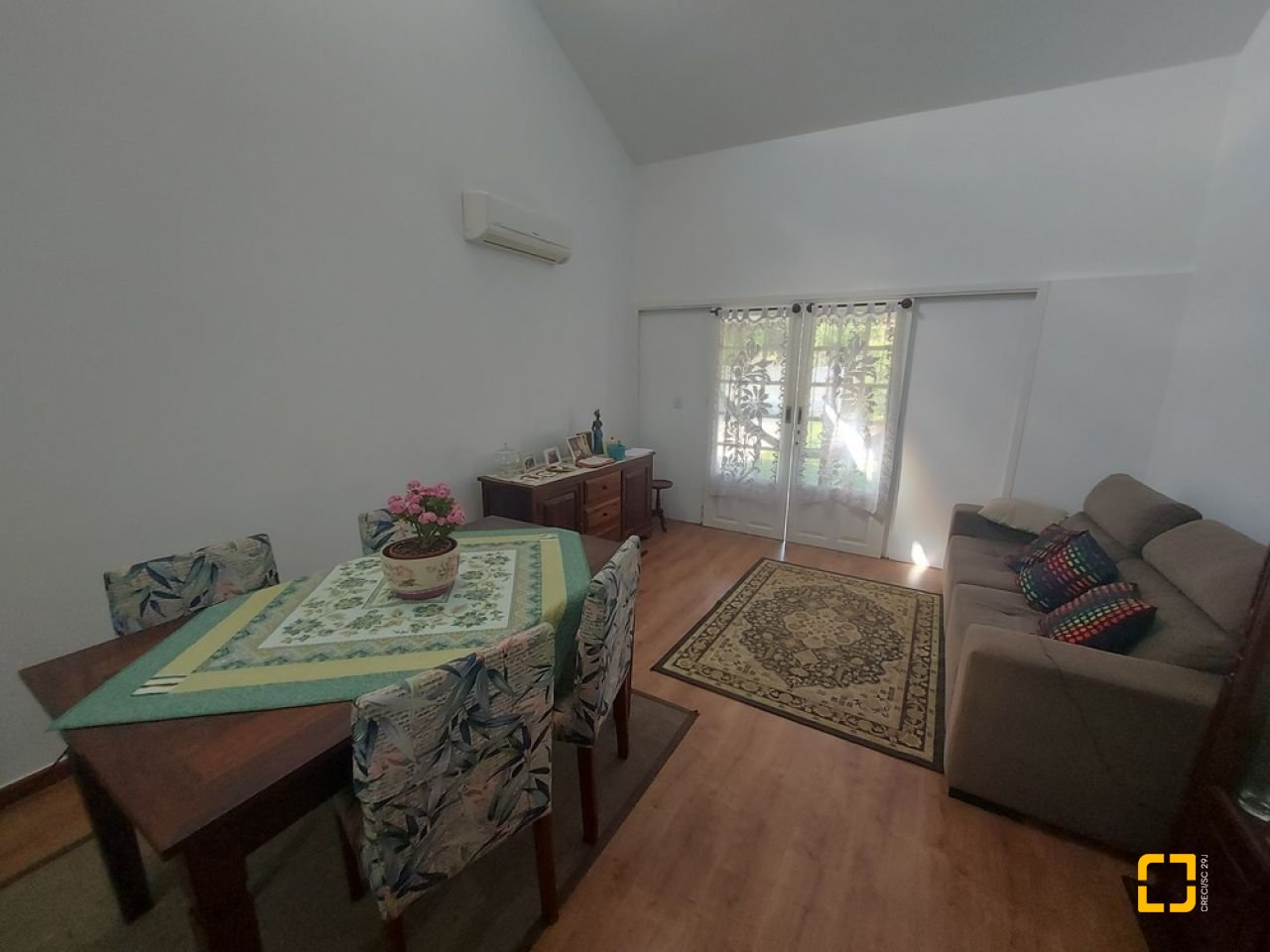 Casa com 162m², 5 quartos (sendo 1 suíte), 3 garagens, no bairro Campeche em Florianópolis