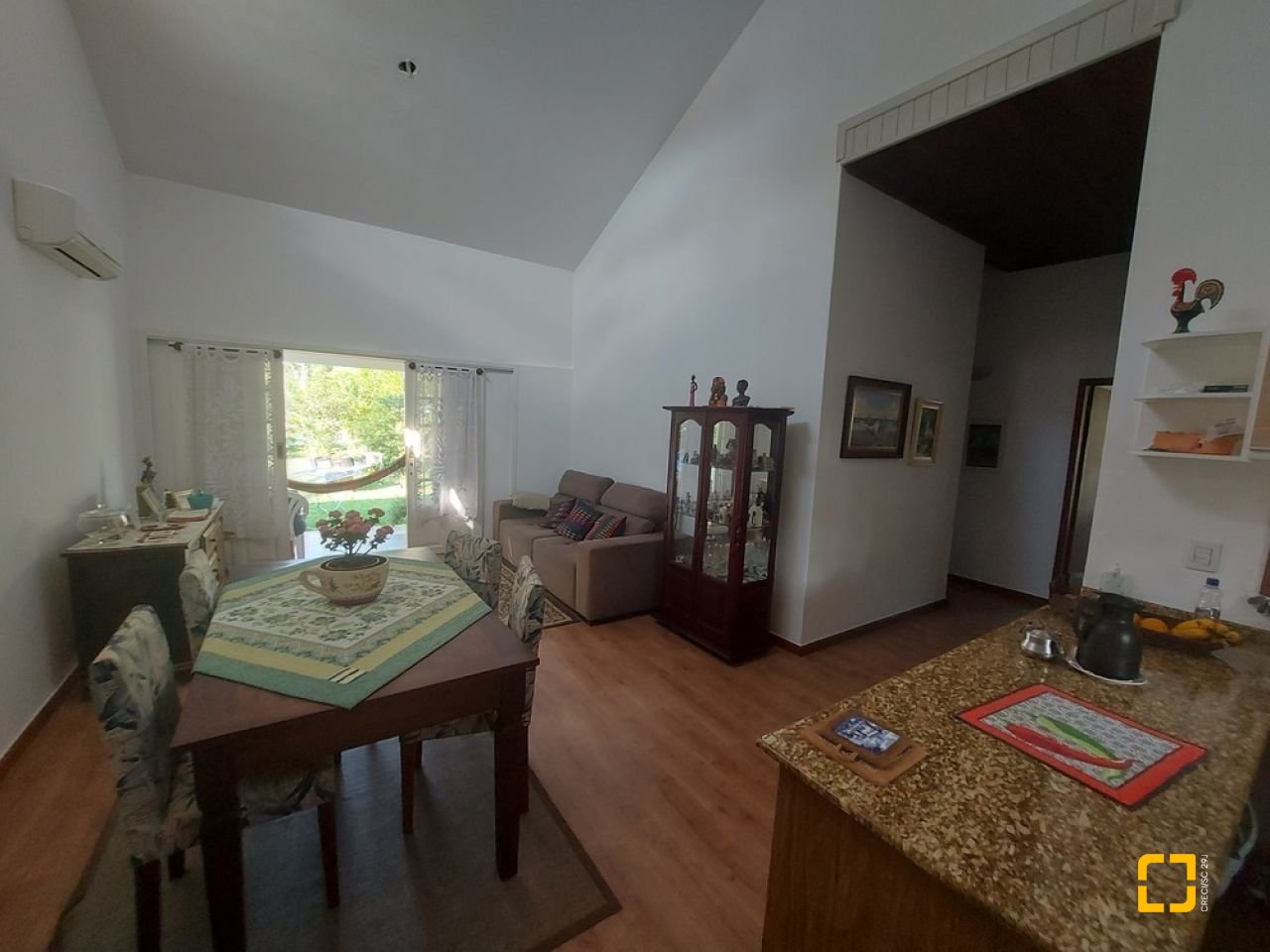 Casa com 162m², 5 quartos (sendo 1 suíte), 3 garagens, no bairro Campeche em Florianópolis