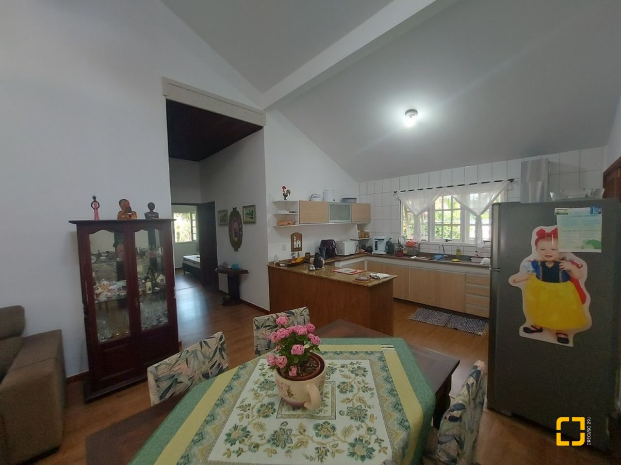 Casa com 162m², 5 quartos (sendo 1 suíte), 3 garagens, no bairro Campeche em Florianópolis