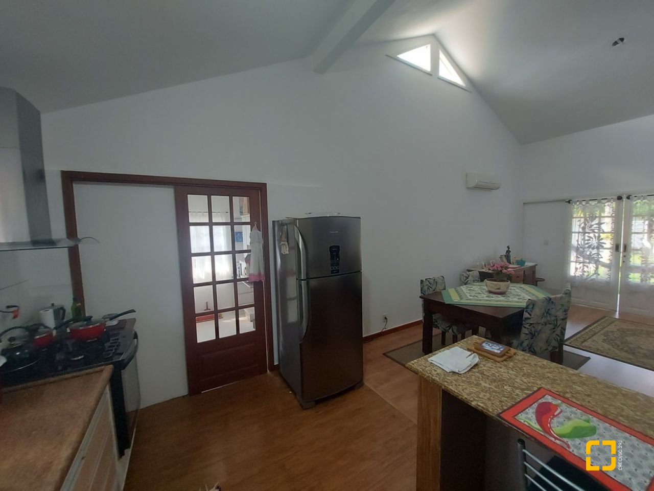 Casa com 162m², 5 quartos (sendo 1 suíte), 3 garagens, no bairro Campeche em Florianópolis