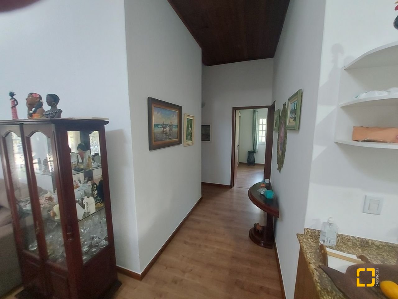 Casa com 162m², 5 quartos (sendo 1 suíte), 3 garagens, no bairro Campeche em Florianópolis
