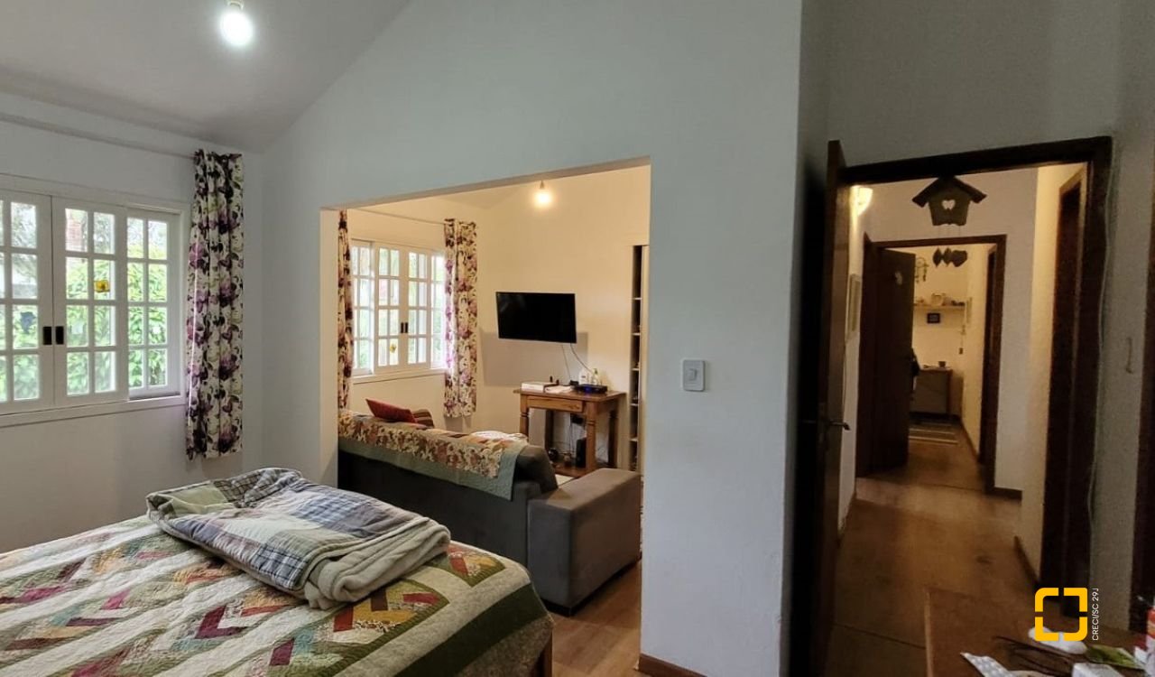 Casa com 162m², 5 quartos (sendo 1 suíte), 3 garagens, no bairro Campeche em Florianópolis