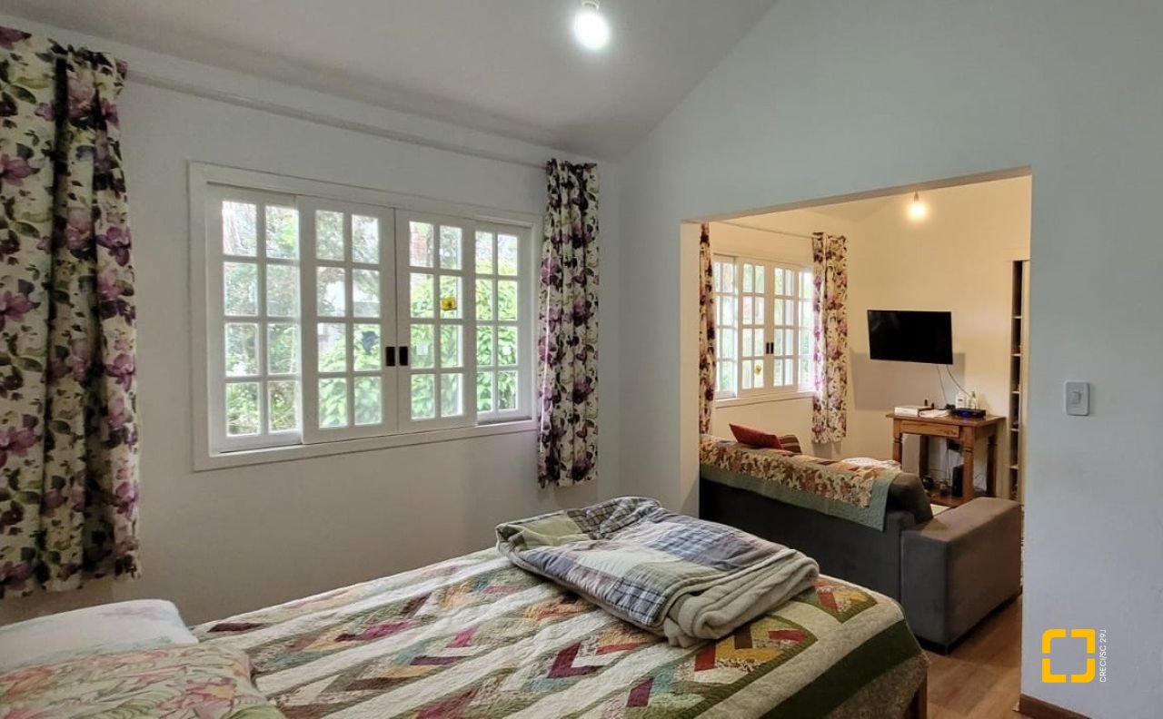 Casa com 162m², 5 quartos (sendo 1 suíte), 3 garagens, no bairro Campeche em Florianópolis