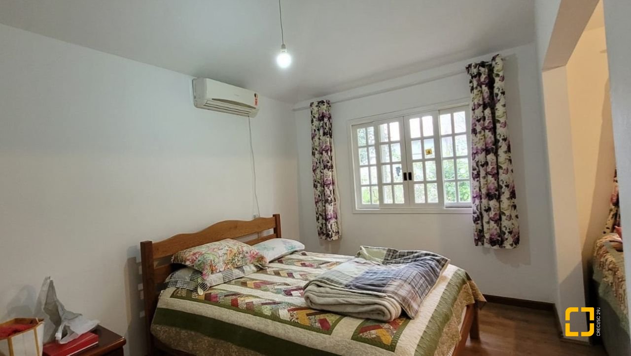 Casa com 162m², 5 quartos (sendo 1 suíte), 3 garagens, no bairro Campeche em Florianópolis