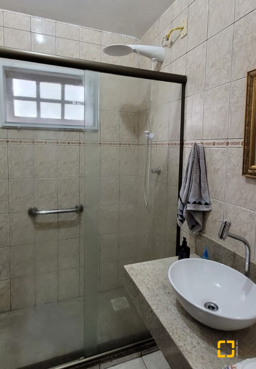 Casa com 162m², 5 quartos (sendo 1 suíte), 3 garagens, no bairro Campeche em Florianópolis