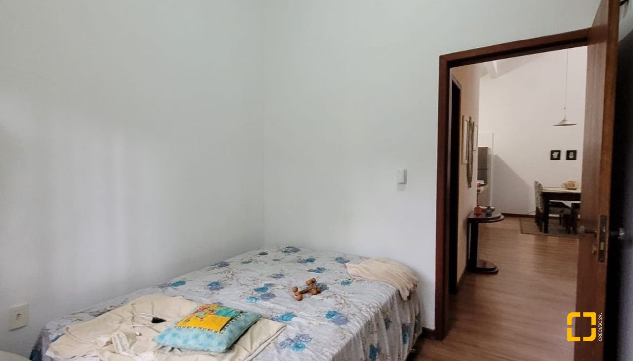 Casa com 162m², 5 quartos (sendo 1 suíte), 3 garagens, no bairro Campeche em Florianópolis