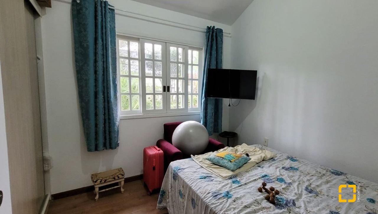 Casa com 162m², 5 quartos (sendo 1 suíte), 3 garagens, no bairro Campeche em Florianópolis