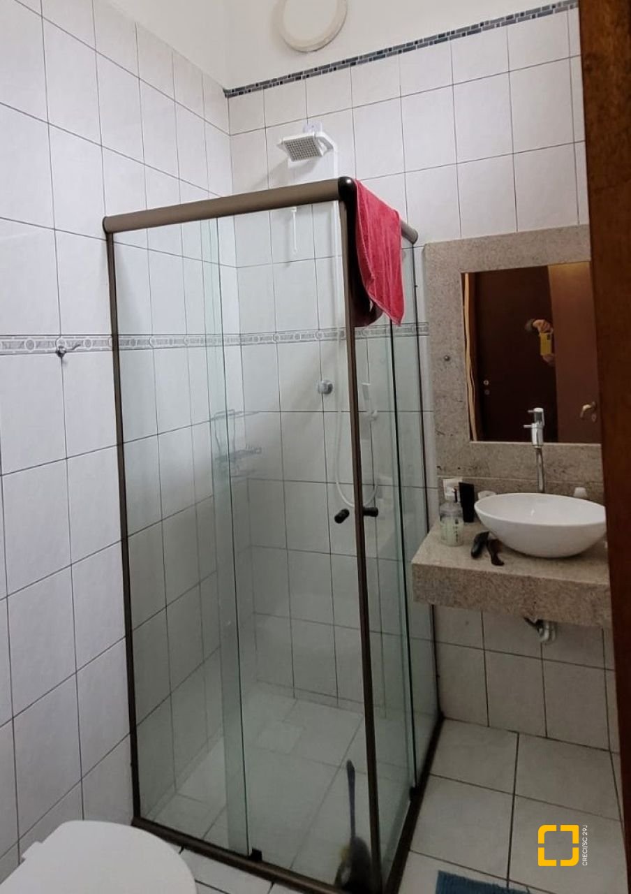 Casa com 162m², 5 quartos (sendo 1 suíte), 3 garagens, no bairro Campeche em Florianópolis