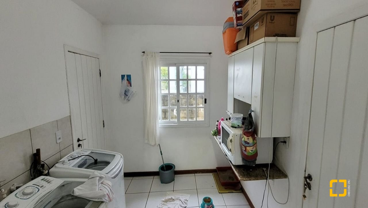 Casa com 162m², 5 quartos (sendo 1 suíte), 3 garagens, no bairro Campeche em Florianópolis