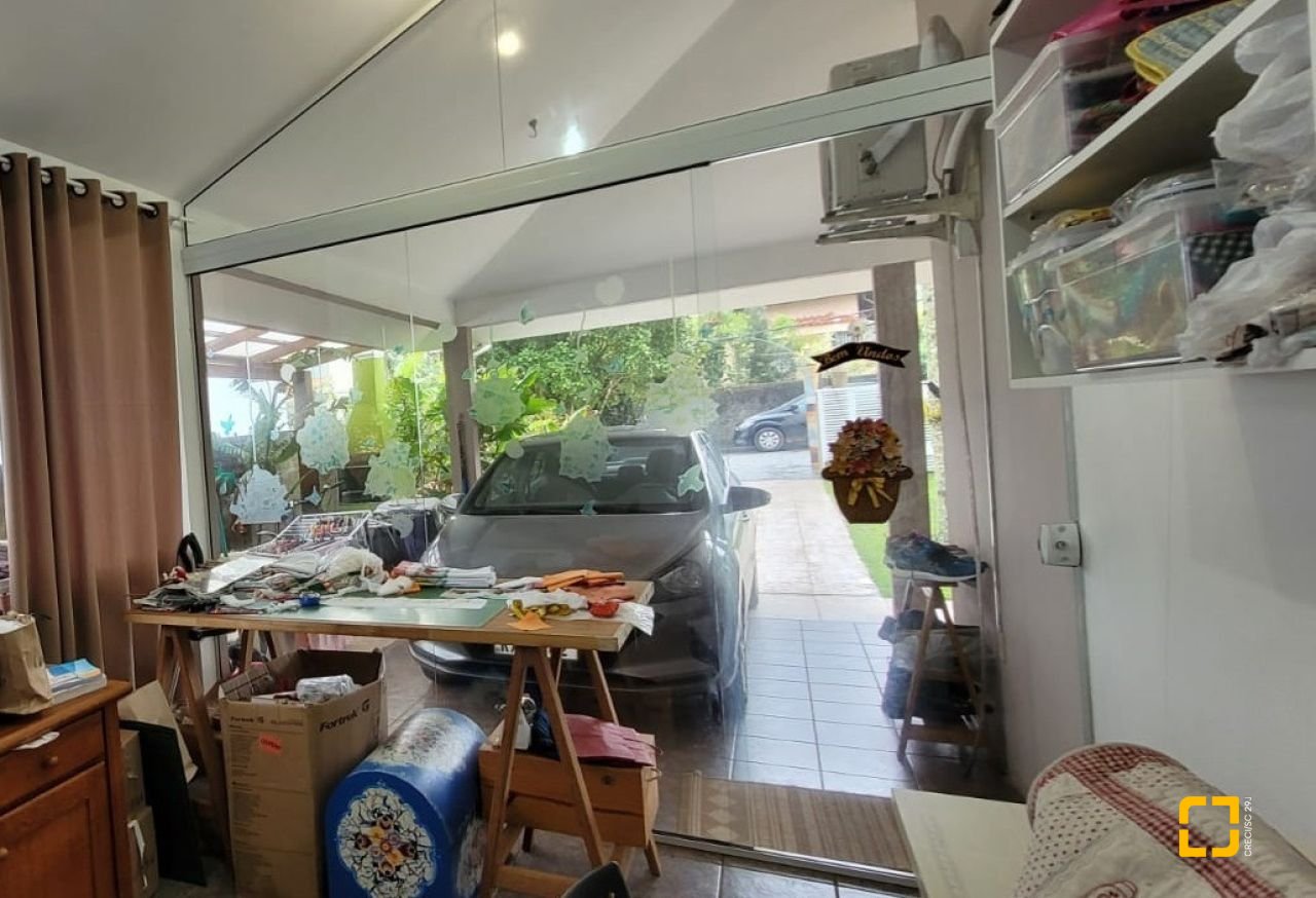 Casa com 162m², 5 quartos (sendo 1 suíte), 3 garagens, no bairro Campeche em Florianópolis