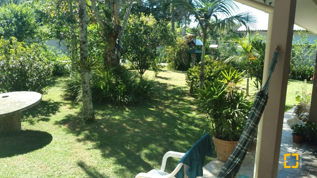 Casa com 162m², 5 quartos (sendo 1 suíte), 3 garagens, no bairro Campeche em Florianópolis