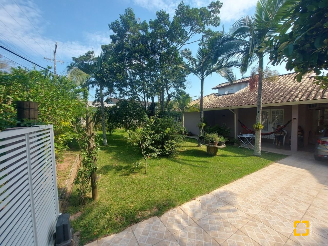 Casa com 162m², 5 quartos (sendo 1 suíte), 3 garagens, no bairro Campeche em Florianópolis
