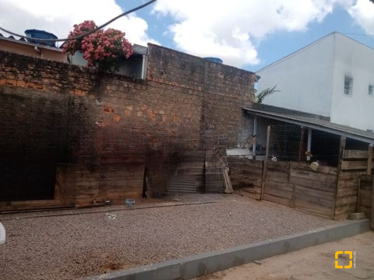 Casa com 110m², 4 quartos (sendo 1 suíte), 2 garagens, no bairro Forquilhinhas em São José