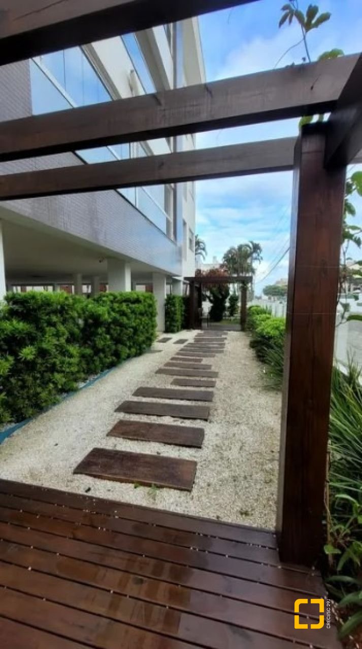 Apartamento com 107m², 4 quartos (sendo 2 suítes), 2 garagens, no bairro Ingleses em Florianópolis