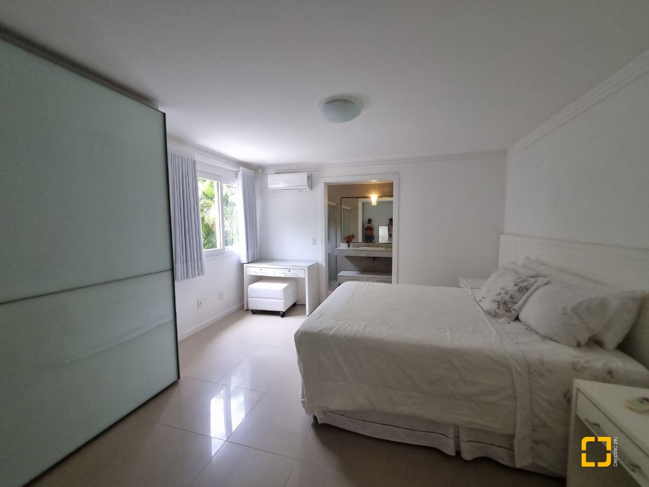 Casa de Condomínio com 400m², 6 quartos (sendo 6 suítes), 2 garagens, no bairro Barra da Lagoa em Florianópolis