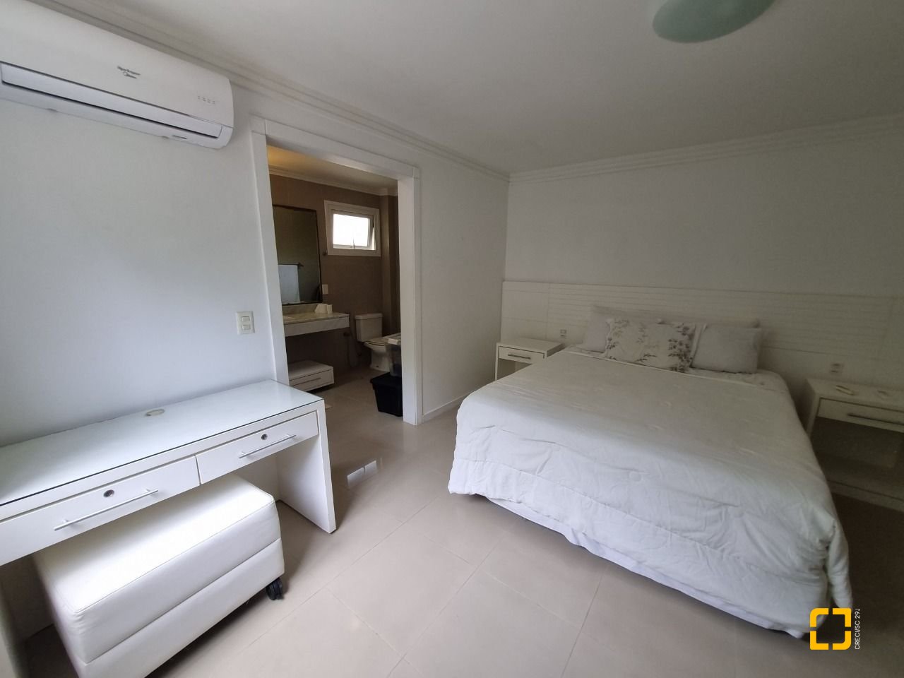 Casa de Condomínio com 400m², 6 quartos (sendo 6 suítes), 2 garagens, no bairro Barra da Lagoa em Florianópolis