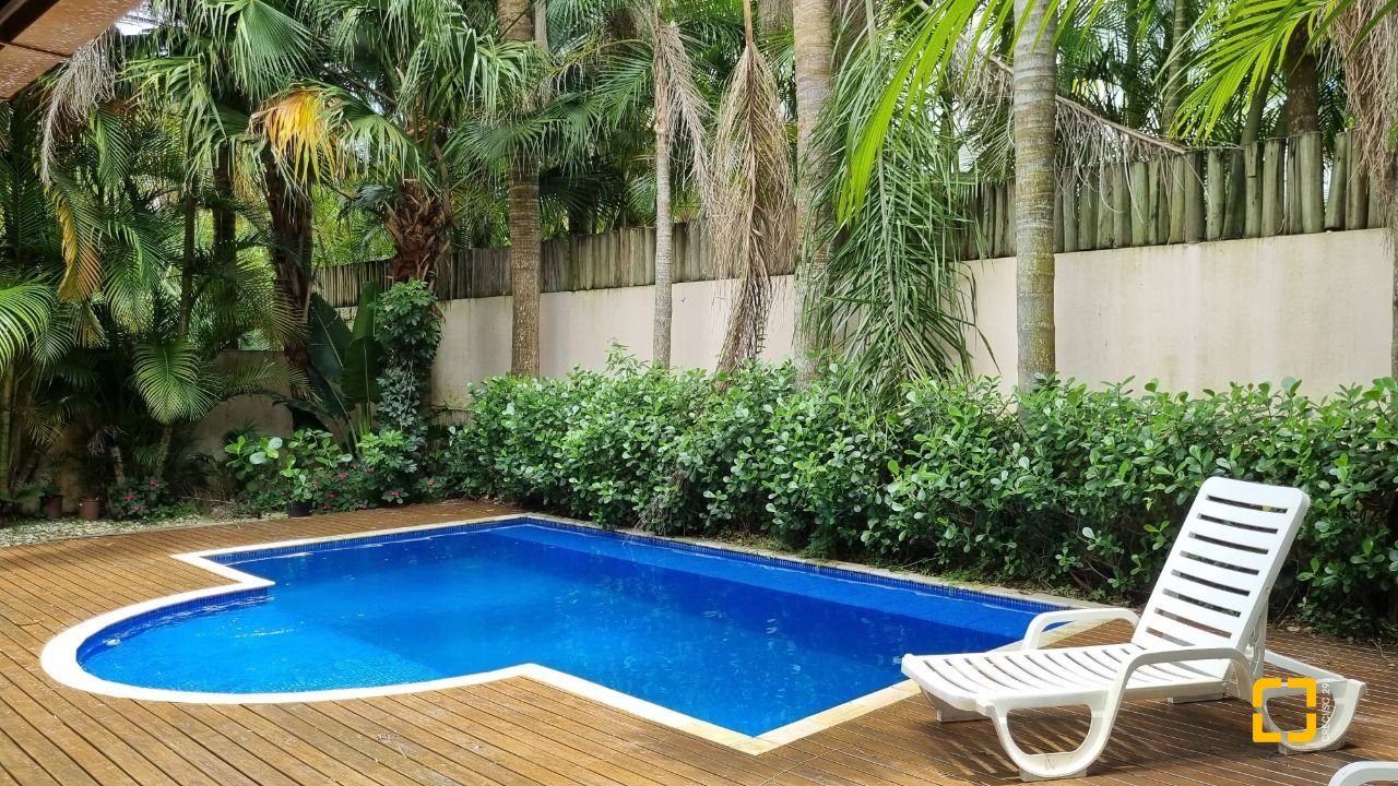 Casa de Condomínio com 400m², 6 quartos (sendo 6 suítes), 2 garagens, no bairro Barra da Lagoa em Florianópolis