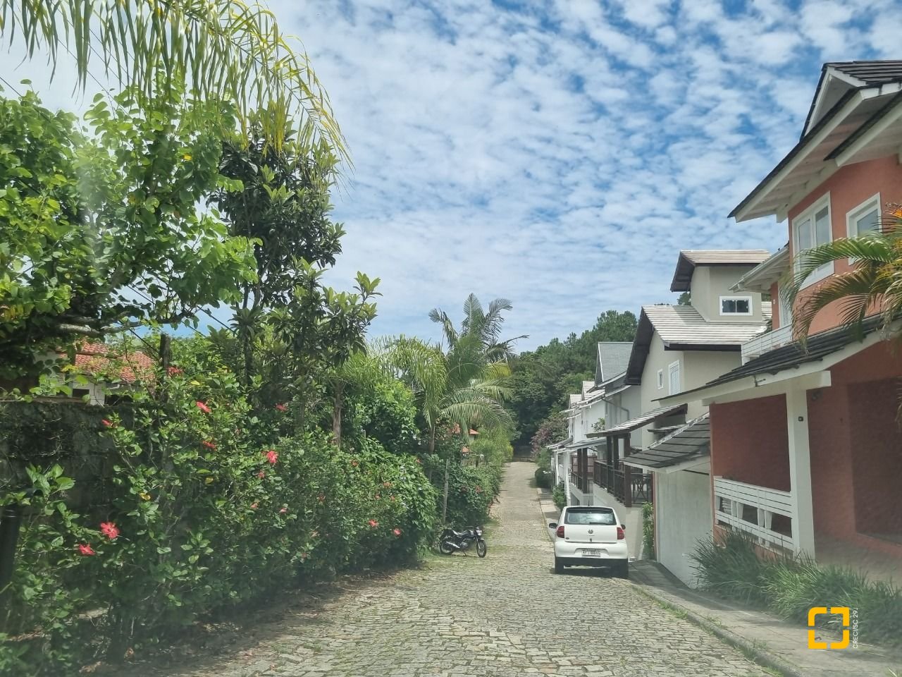 Casa de Condomínio com 400m², 6 quartos (sendo 6 suítes), 2 garagens, no bairro Barra da Lagoa em Florianópolis