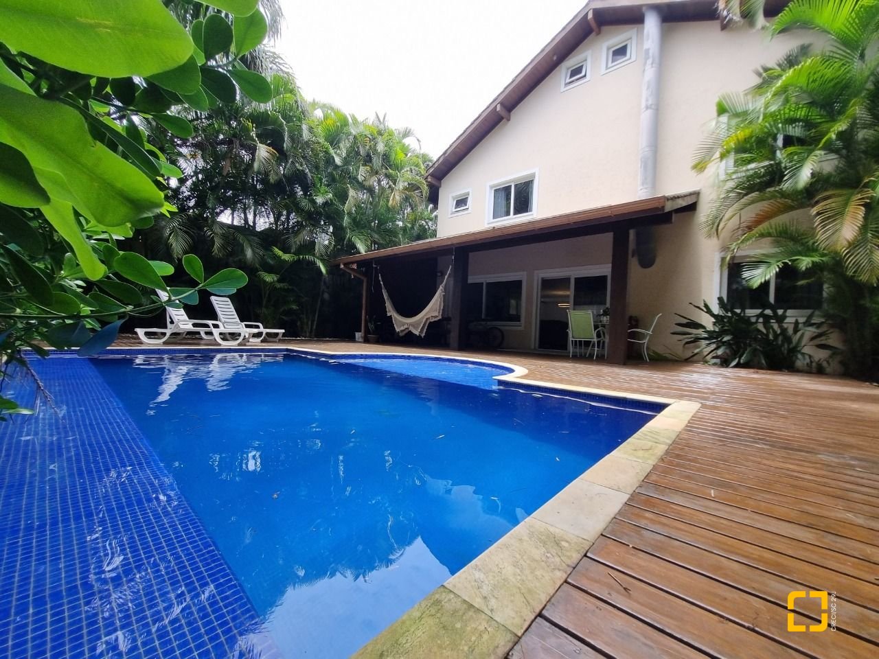 Casa de Condomínio com 400m², 6 quartos (sendo 6 suítes), 2 garagens, no bairro Barra da Lagoa em Florianópolis