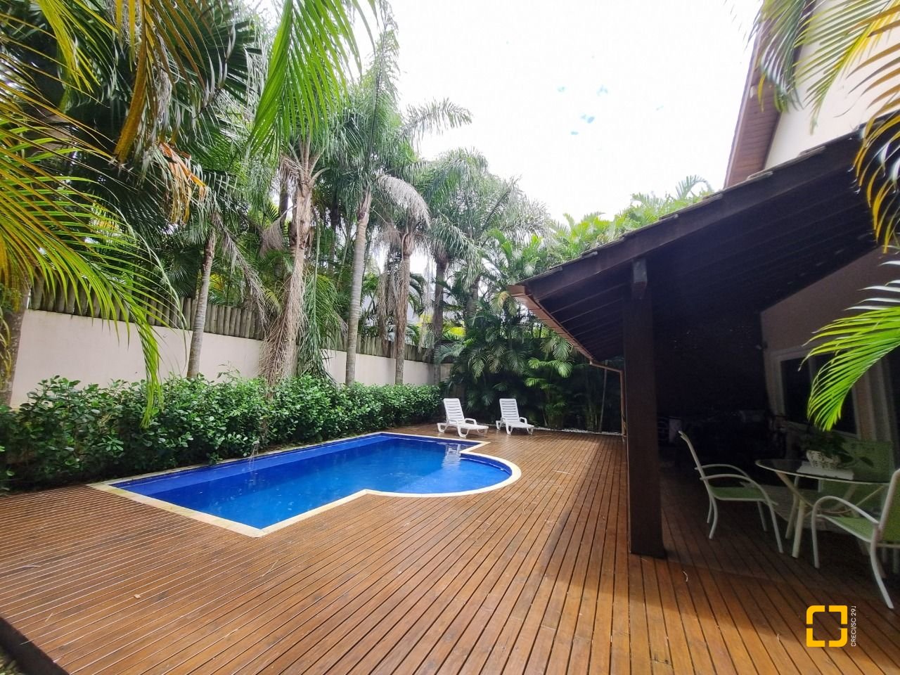 Casa de Condomínio com 400m², 6 quartos (sendo 6 suítes), 2 garagens, no bairro Barra da Lagoa em Florianópolis