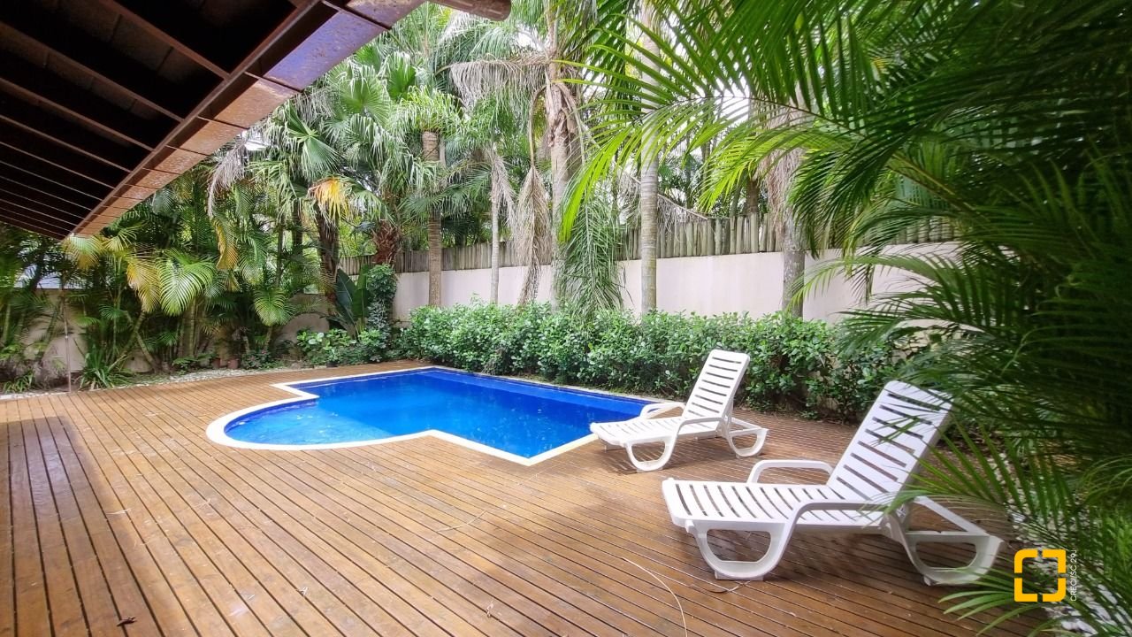 Casa de Condomínio com 400m², 6 quartos (sendo 6 suítes), 2 garagens, no bairro Barra da Lagoa em Florianópolis