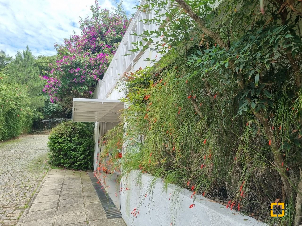 Casa de Condomínio com 400m², 6 quartos (sendo 6 suítes), 2 garagens, no bairro Barra da Lagoa em Florianópolis