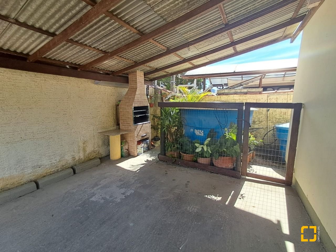 Hotel com 500m², 12 quartos (sendo 12 suítes), 11 garagens, no bairro Canasvieiras em Florianópolis