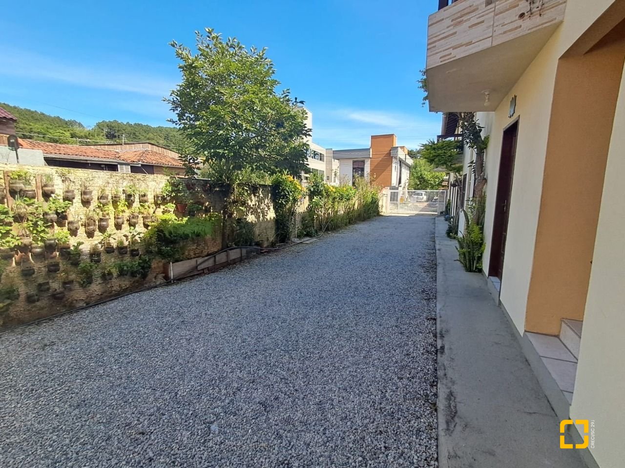 Hotel com 500m², 12 quartos (sendo 12 suítes), 11 garagens, no bairro Canasvieiras em Florianópolis