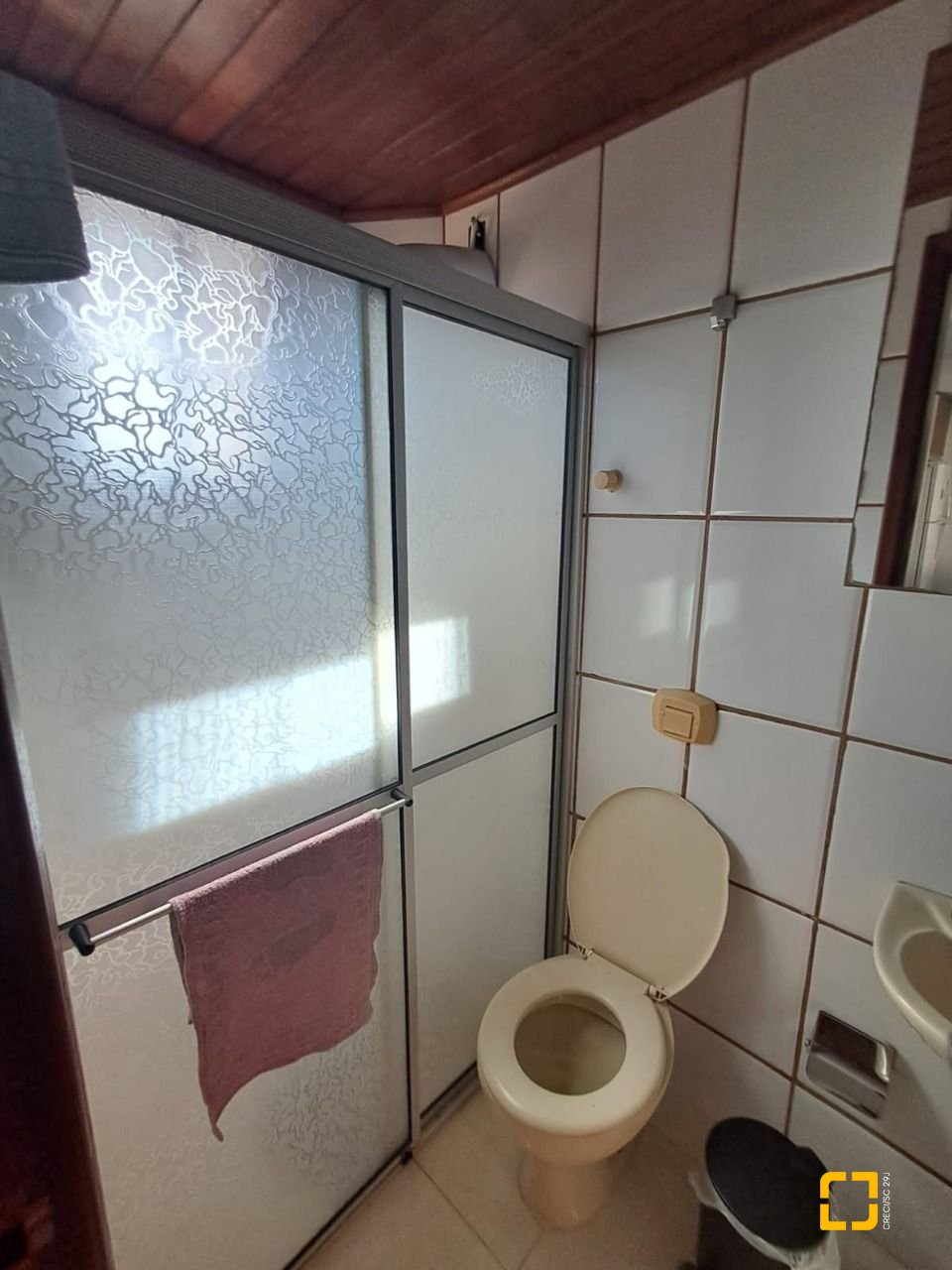 Hotel com 500m², 12 quartos (sendo 12 suítes), 11 garagens, no bairro Canasvieiras em Florianópolis