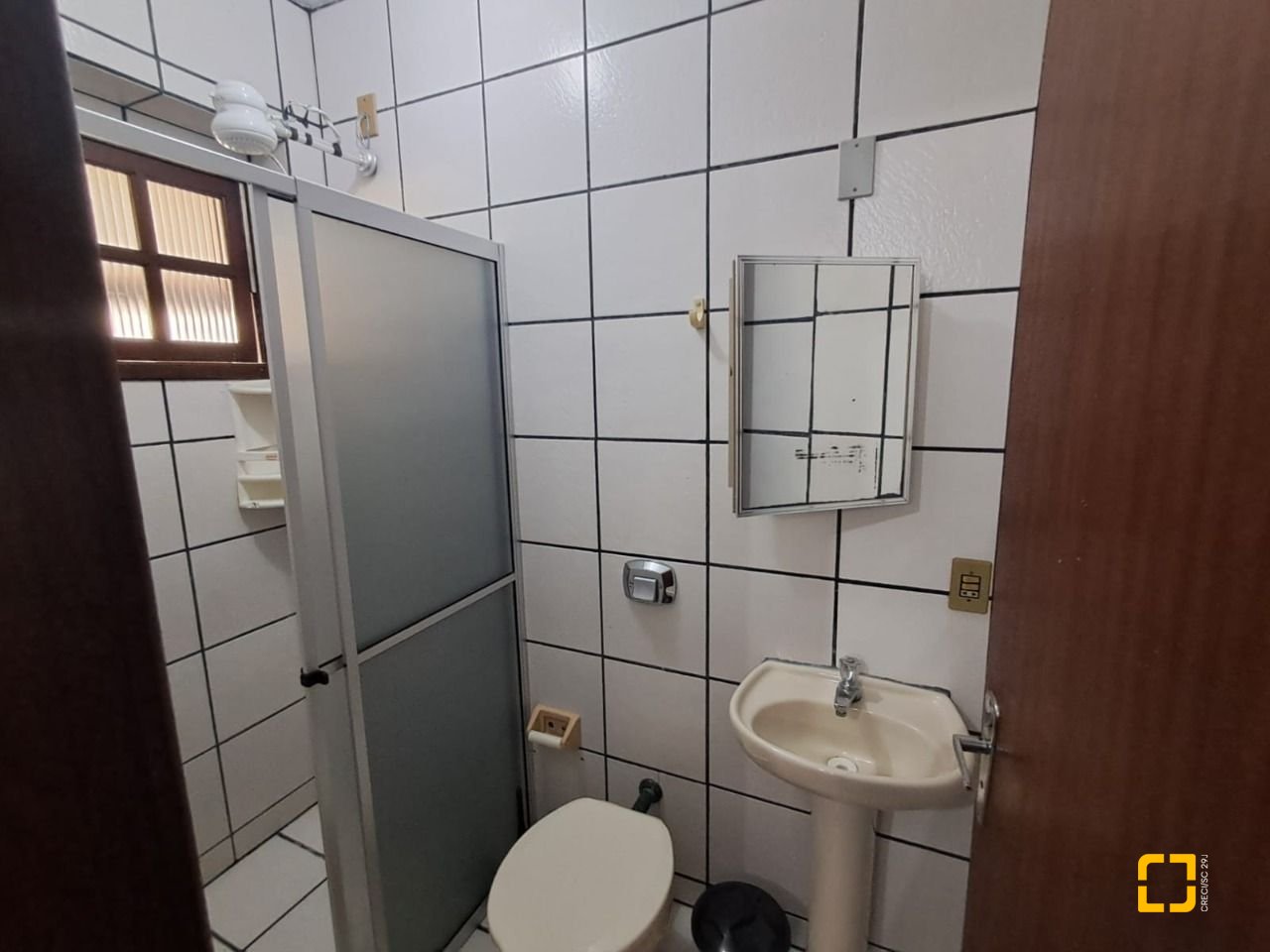 Hotel com 500m², 12 quartos (sendo 12 suítes), 11 garagens, no bairro Canasvieiras em Florianópolis