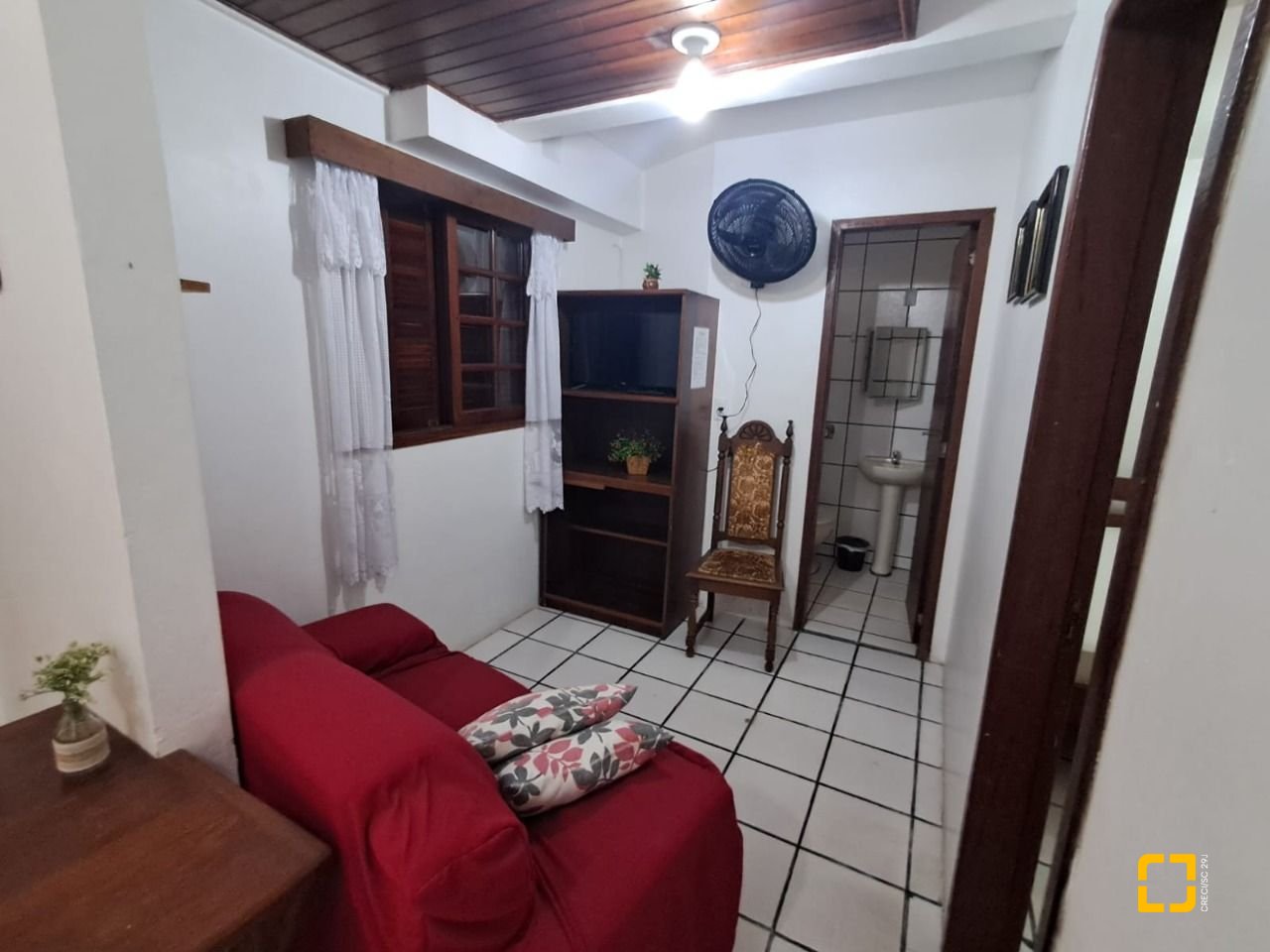 Hotel com 500m², 12 quartos (sendo 12 suítes), 11 garagens, no bairro Canasvieiras em Florianópolis