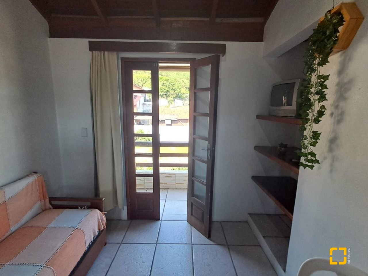 Hotel com 500m², 12 quartos (sendo 12 suítes), 11 garagens, no bairro Canasvieiras em Florianópolis