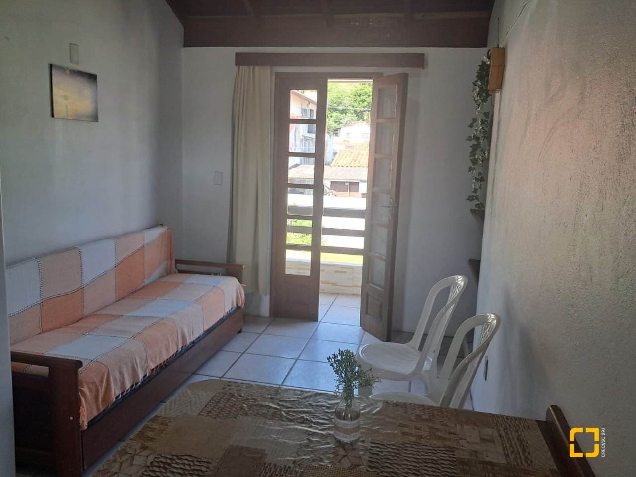 Hotel com 500m², 12 quartos (sendo 12 suítes), 11 garagens, no bairro Canasvieiras em Florianópolis