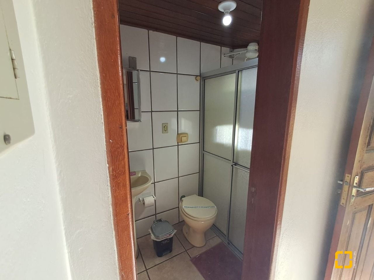 Hotel com 500m², 12 quartos (sendo 12 suítes), 11 garagens, no bairro Canasvieiras em Florianópolis
