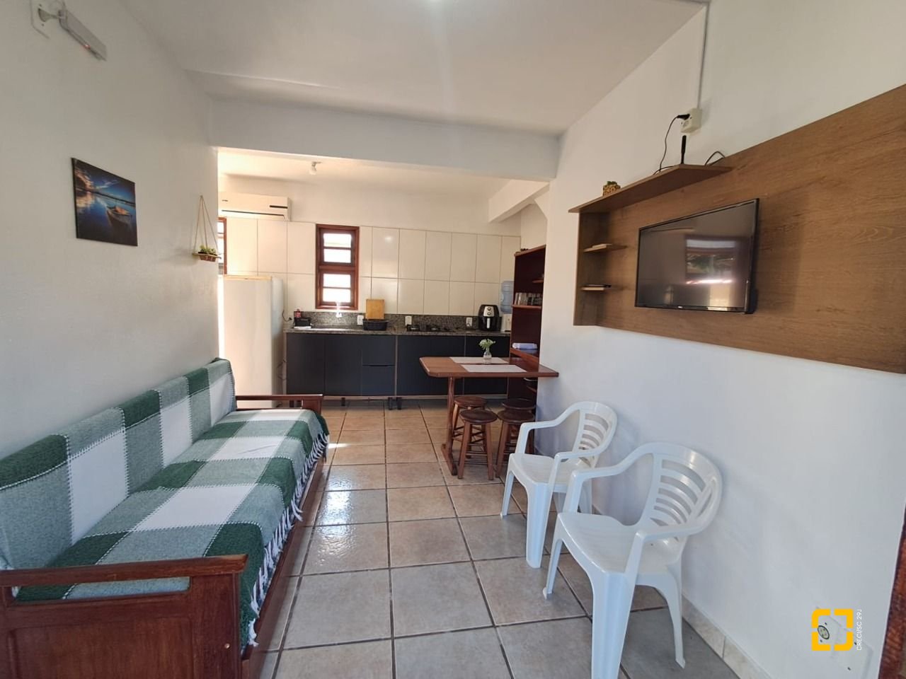 Hotel com 500m², 12 quartos (sendo 12 suítes), 11 garagens, no bairro Canasvieiras em Florianópolis