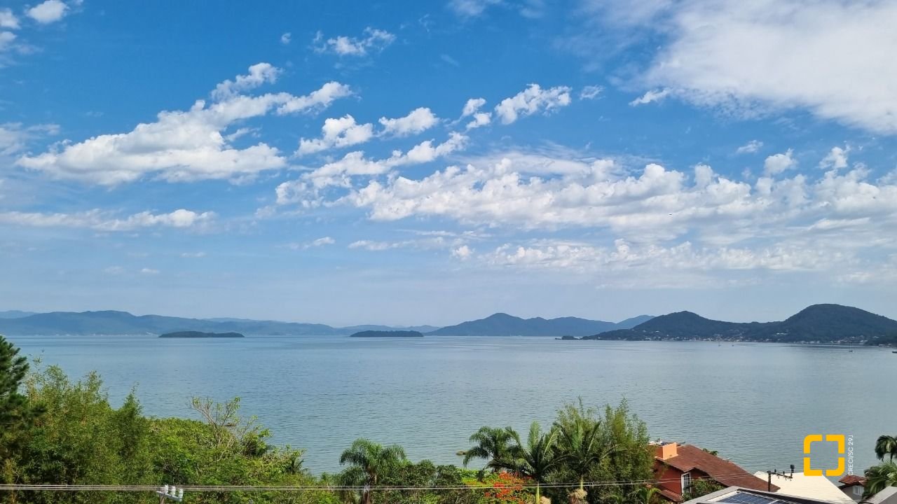 Casa de Condomínio com 392m², 8 quartos (sendo 4 suítes), 5 garagens, no bairro Cacupé em Florianópolis