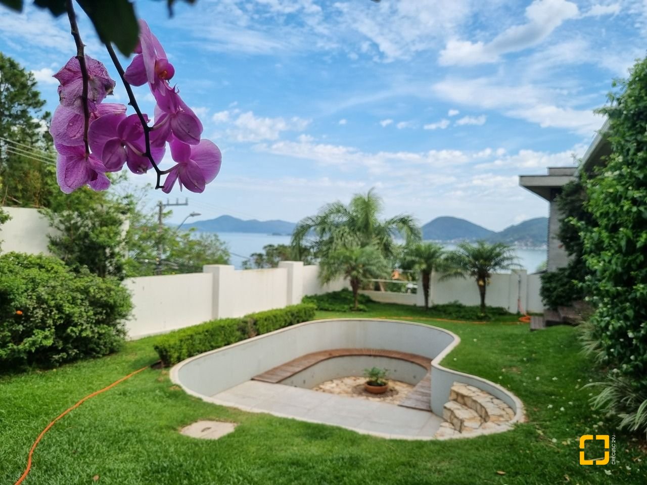 Casa de Condomínio com 392m², 8 quartos (sendo 4 suítes), 5 garagens, no bairro Cacupé em Florianópolis