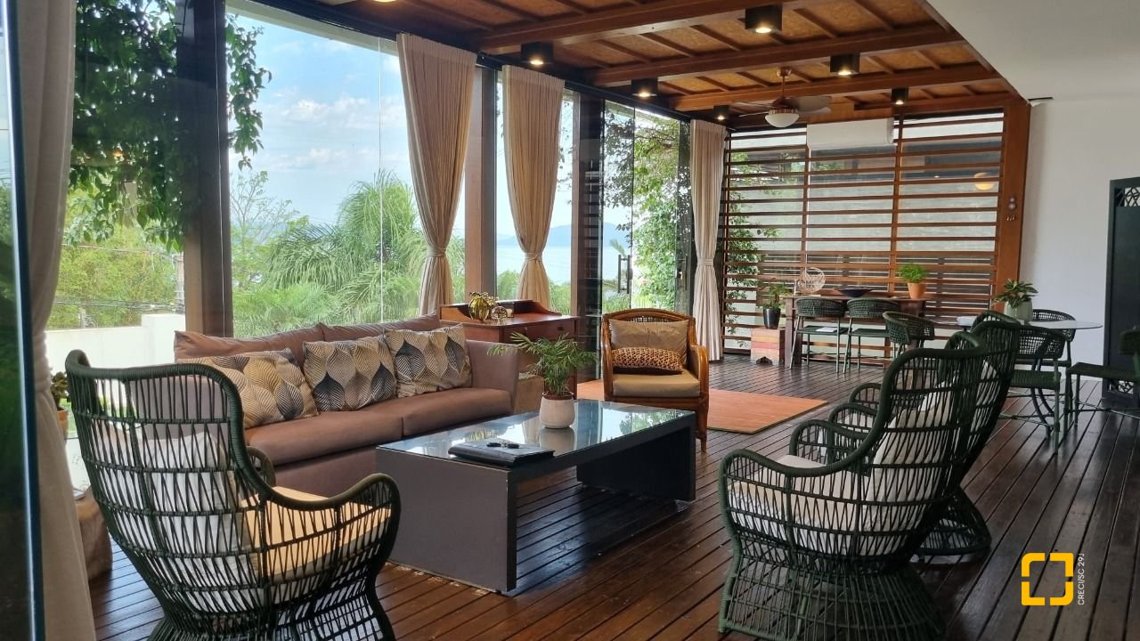 Casa de Condomínio com 392m², 8 quartos (sendo 4 suítes), 5 garagens, no bairro Cacupé em Florianópolis