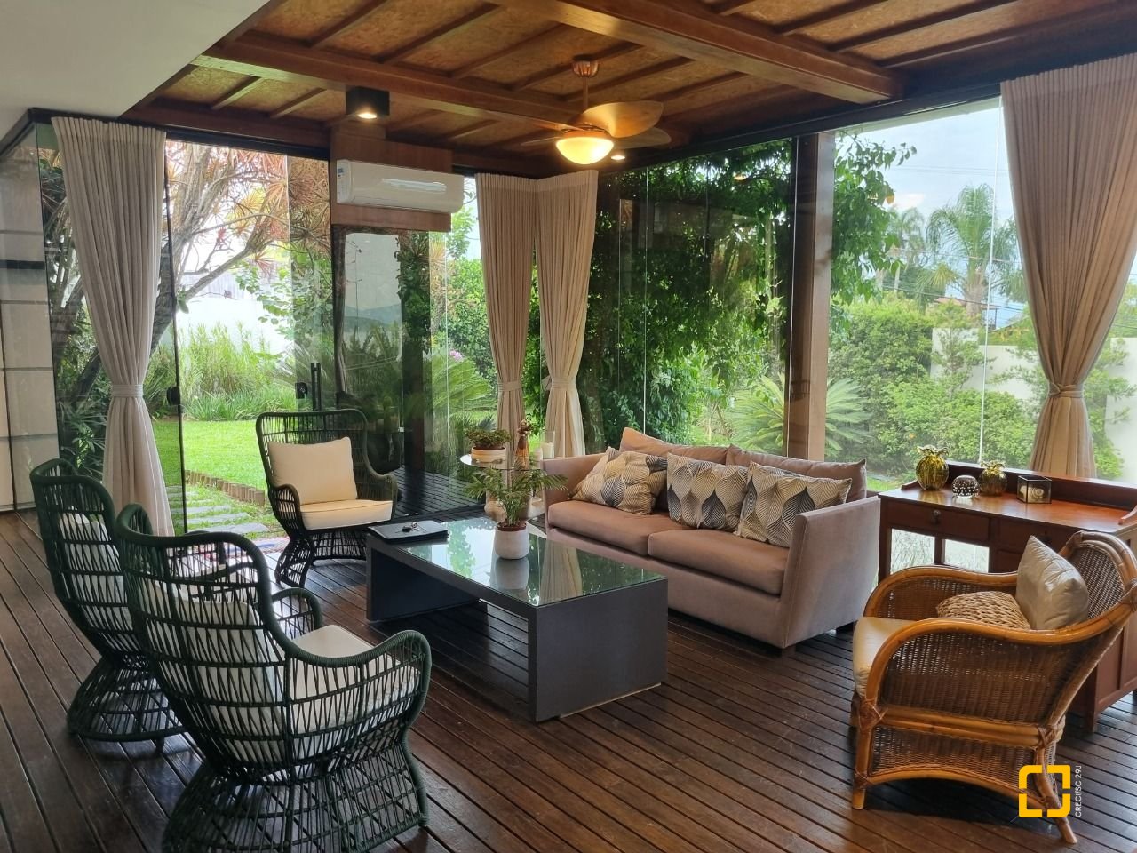 Casa de Condomínio com 392m², 8 quartos (sendo 4 suítes), 5 garagens, no bairro Cacupé em Florianópolis