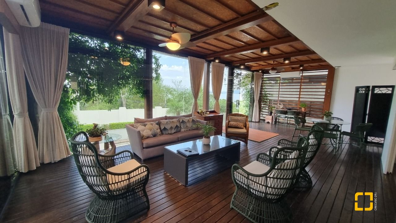 Casa de Condomínio com 392m², 8 quartos (sendo 4 suítes), 5 garagens, no bairro Cacupé em Florianópolis