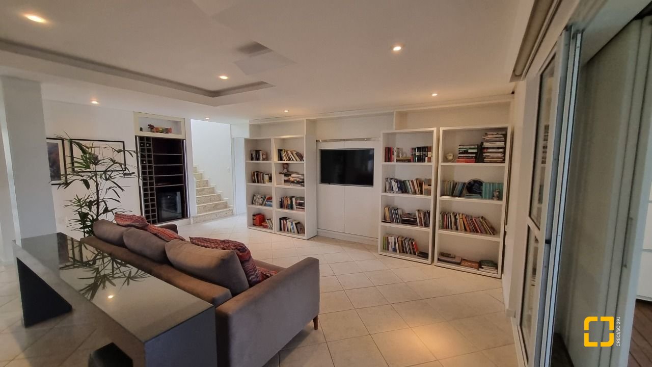 Casa de Condomínio com 392m², 8 quartos (sendo 4 suítes), 5 garagens, no bairro Cacupé em Florianópolis