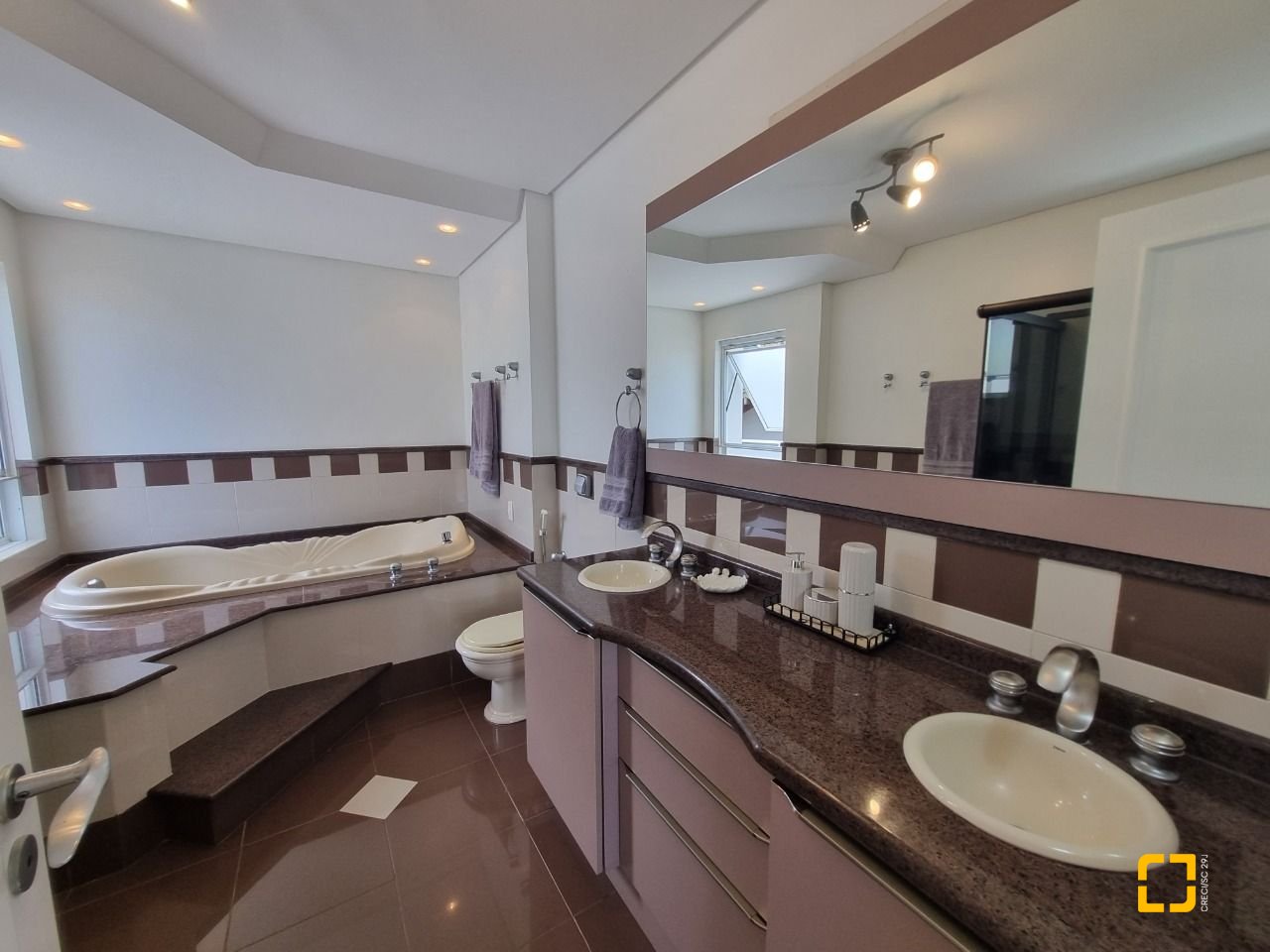 Casa de Condomínio com 392m², 8 quartos (sendo 4 suítes), 5 garagens, no bairro Cacupé em Florianópolis