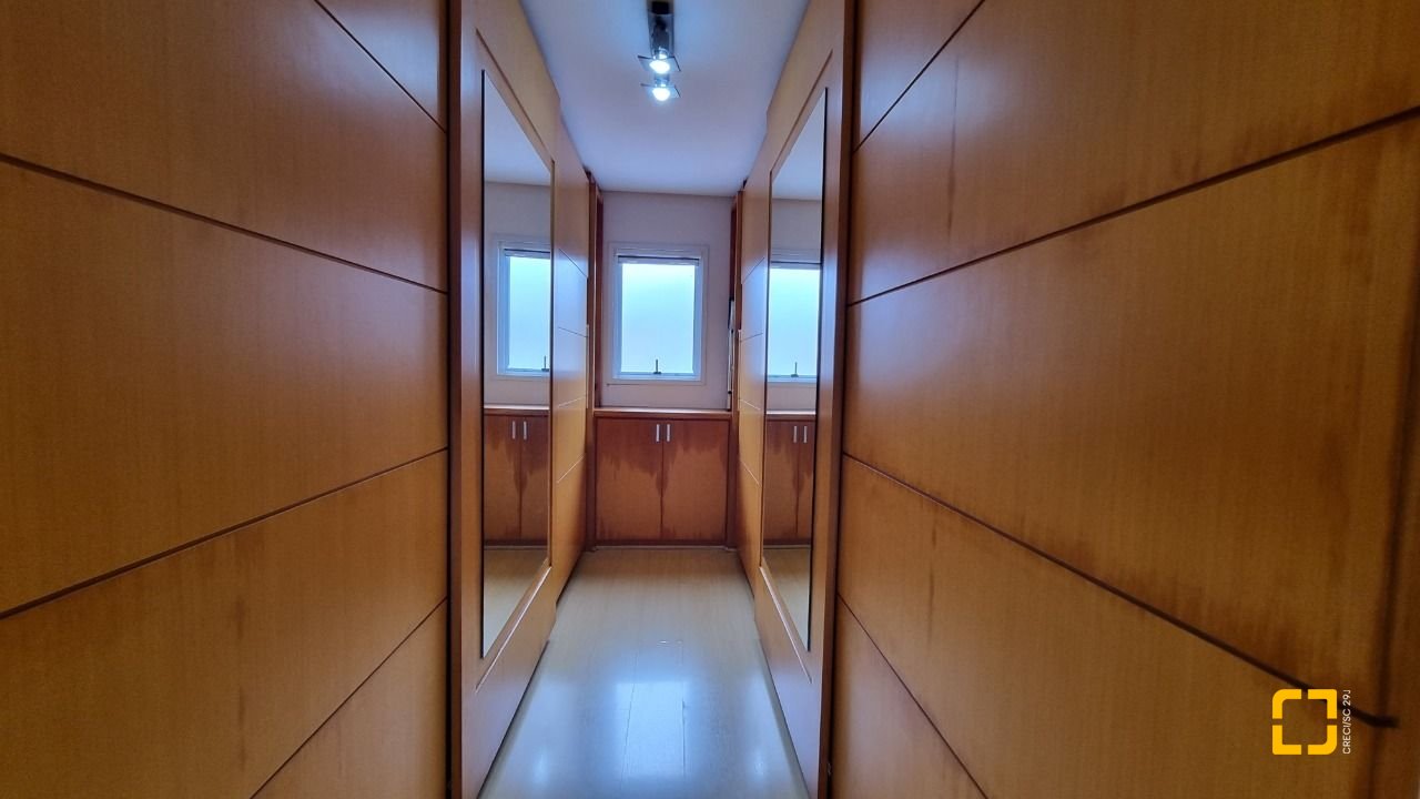 Casa de Condomínio com 392m², 8 quartos (sendo 4 suítes), 5 garagens, no bairro Cacupé em Florianópolis