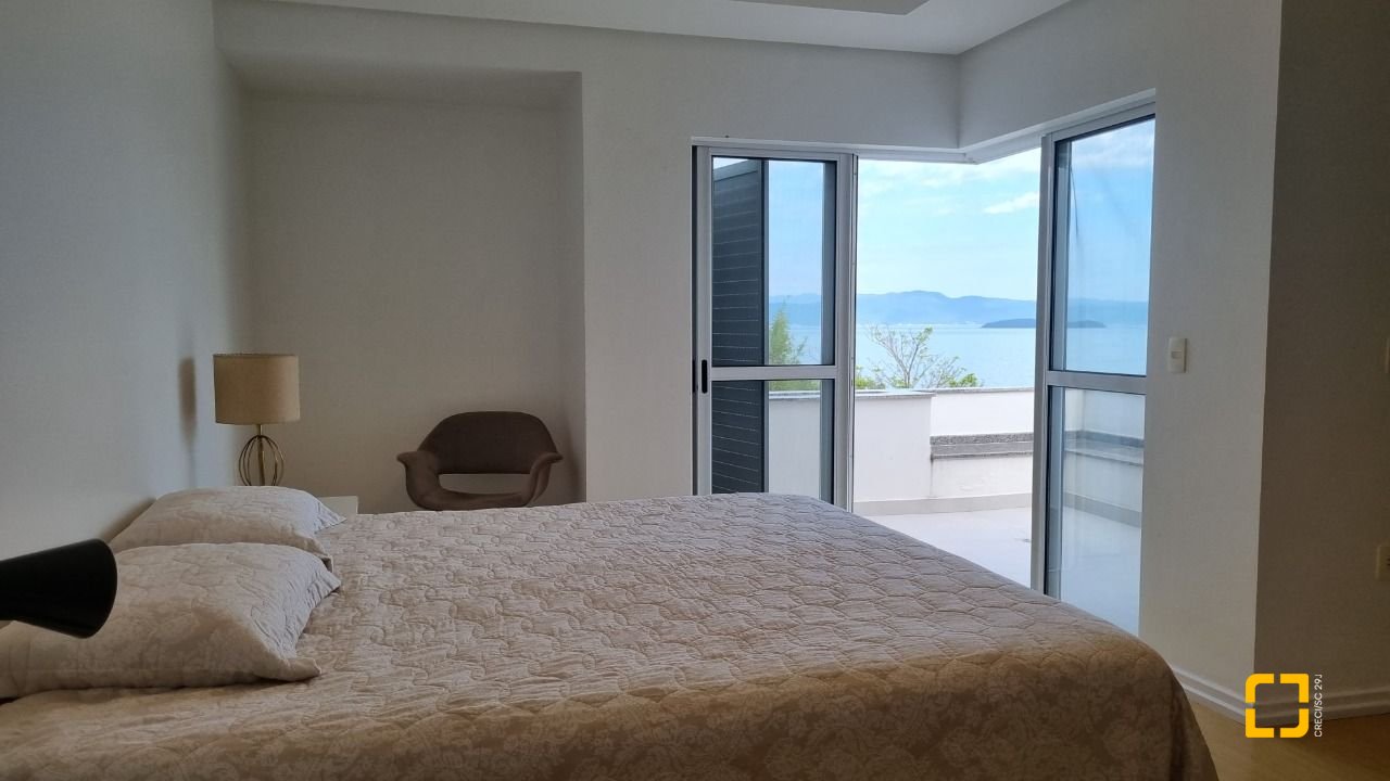 Casa de Condomínio com 392m², 8 quartos (sendo 4 suítes), 5 garagens, no bairro Cacupé em Florianópolis