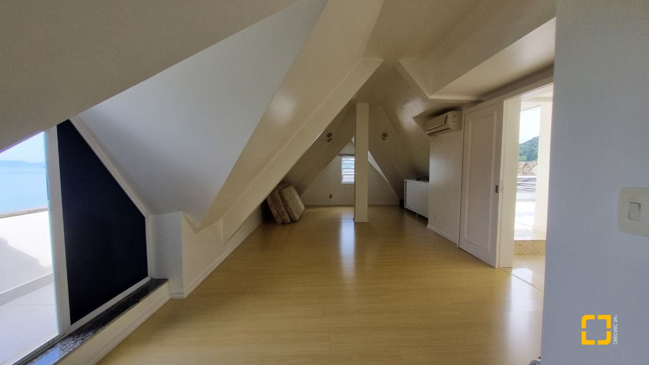 Casa de Condomínio com 392m², 8 quartos (sendo 4 suítes), 5 garagens, no bairro Cacupé em Florianópolis