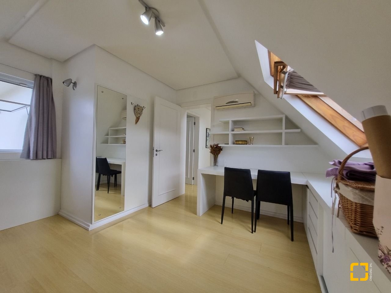 Casa de Condomínio com 392m², 8 quartos (sendo 4 suítes), 5 garagens, no bairro Cacupé em Florianópolis