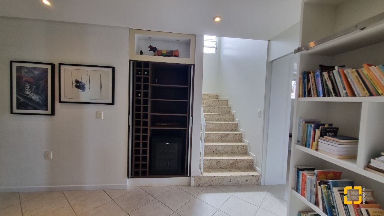 Casa de Condomínio com 392m², 8 quartos (sendo 4 suítes), 5 garagens, no bairro Cacupé em Florianópolis